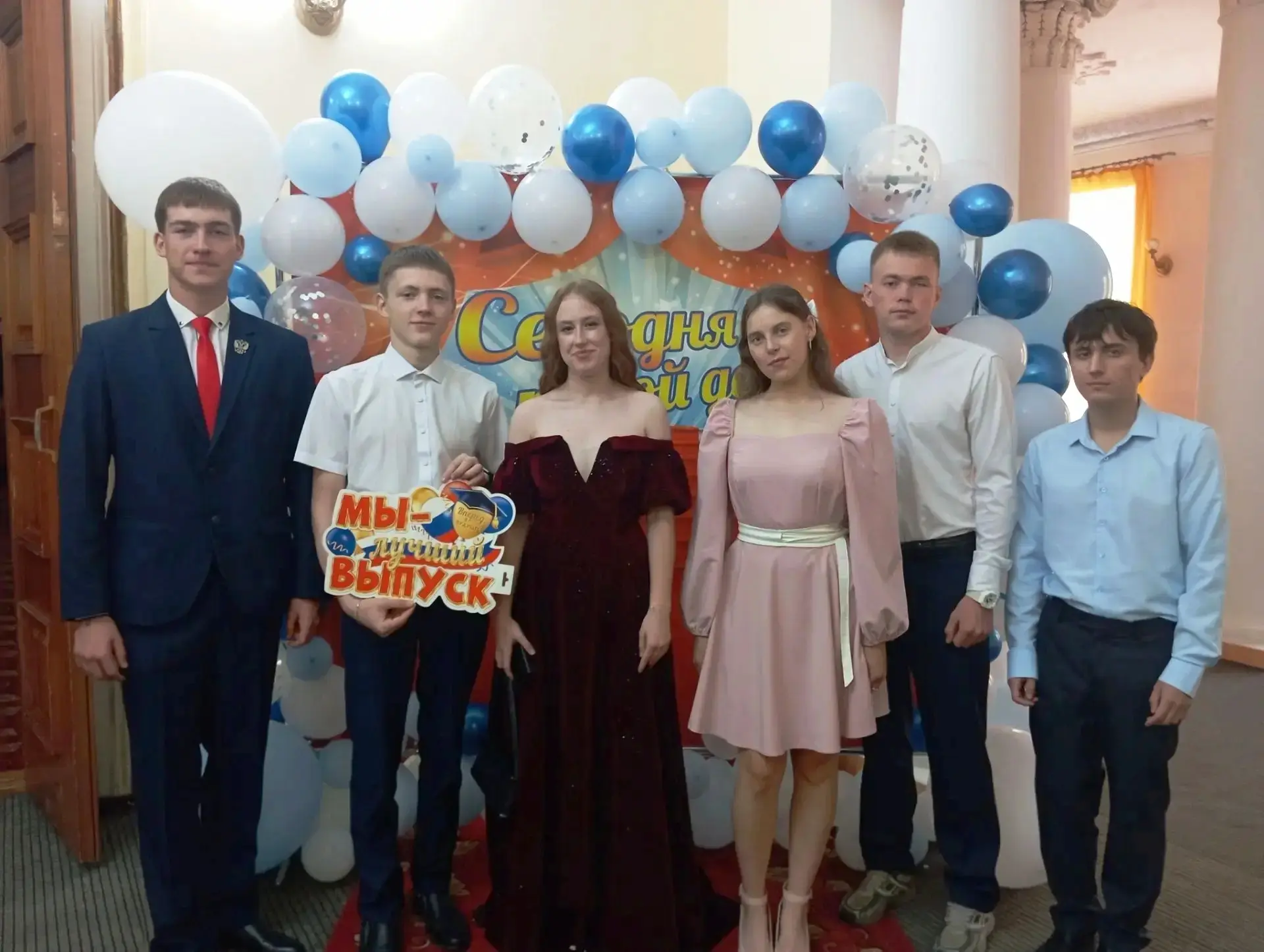 Выпускной вечер в Устьянцевской СОШ: яркое начало нового пути!