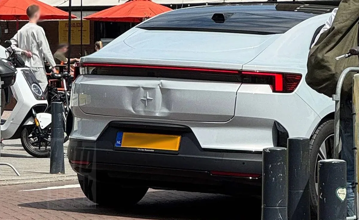 Владельцы Polestar 4 начали массово повреждать багажную дверь при парковке, сообщает AutoWeek.

Проб