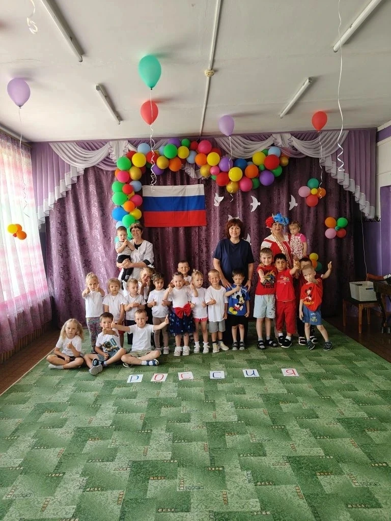 12 июня — особенный день, день рождения нашей огромной, красивой и могучей страны. И что может быть 