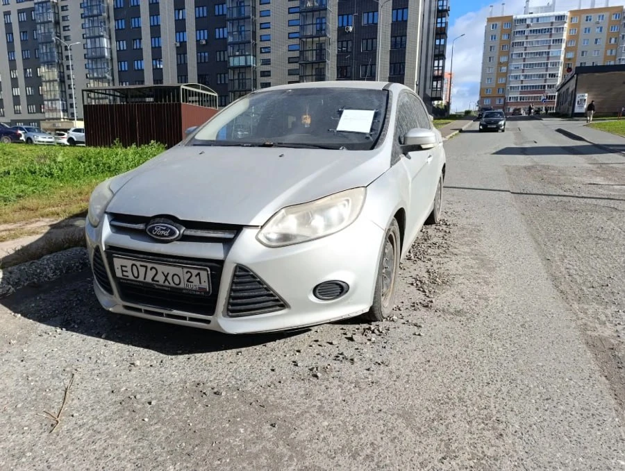 🚗 В Садовом ищут хозяев двух брошенных машин на улице Дементьева. Авто стоят во дворе ...