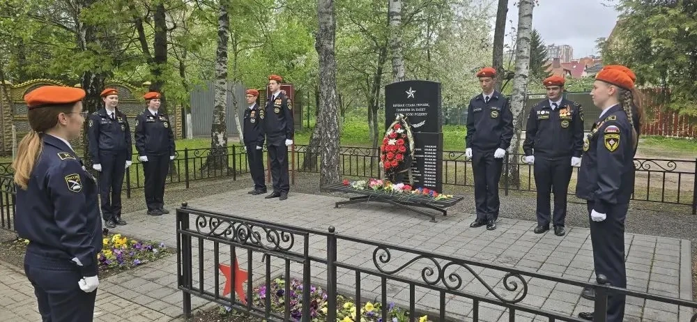 Кадетский 11Б класс заступил на Пост №1 🇷🇺   Пост №1 - это почётный  караул у мемориала павших воино