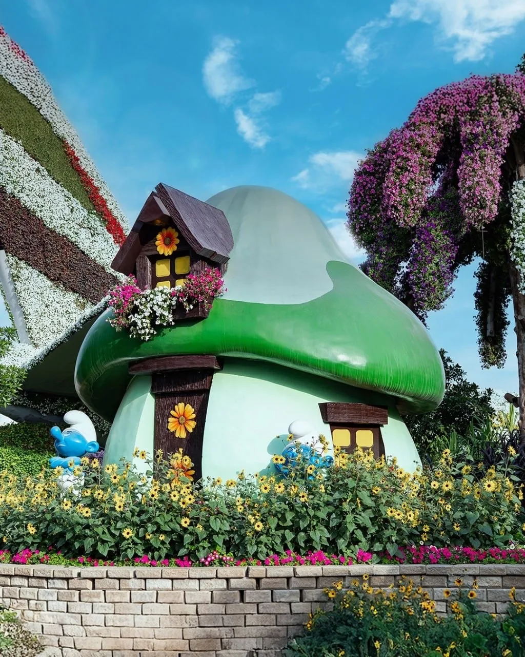 В дубайском Miracle Garden появилась тематическая зона «Деревня смурфиков» с их знаменитыми синими д