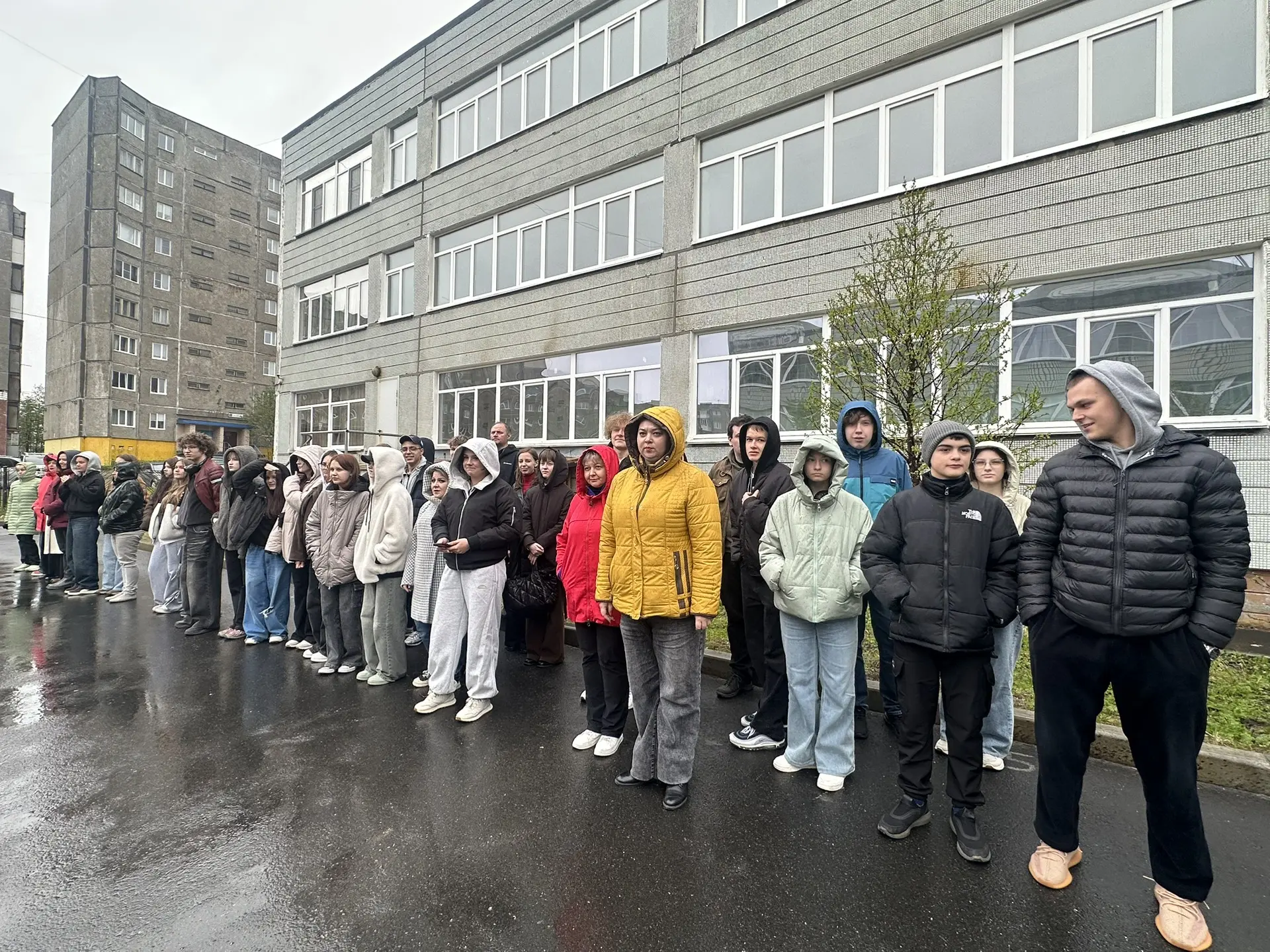 Сегодня в нашей гимназии прошли плановые комплексные учения. Мероприятие проводилось в ...