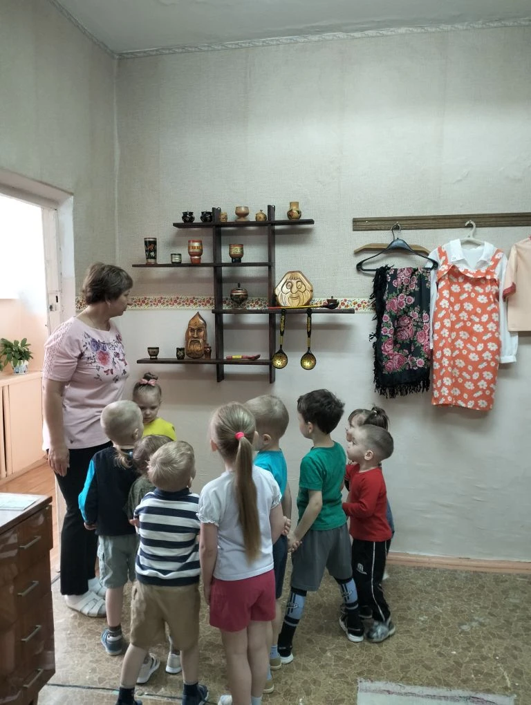 Ребята смешанной ранней группы посетили наш мини-музей "Русская изба". Детки с удовольс...
