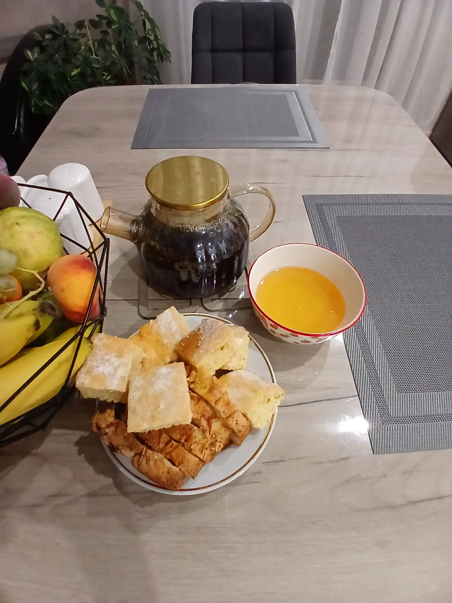 На улице холодно,  а у нас ароматный чай с душицей и мёдом.  Вкуснооо!