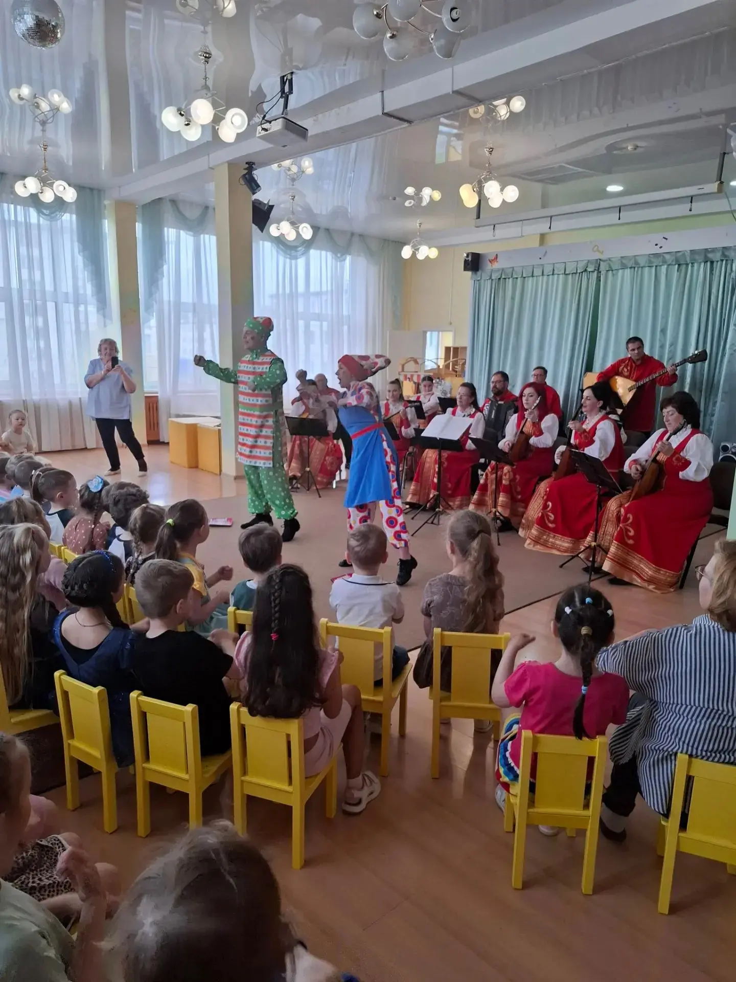 ✨ В Детском саду №3 прошёл увлекательный концерт артистов Магаданского русского оркестра, подаривший