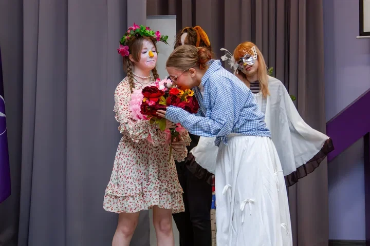 🎭 Мы на театральном фестивале «Северное сияние»  Второй год подряд ученики 9 «А» класса участвуют в 