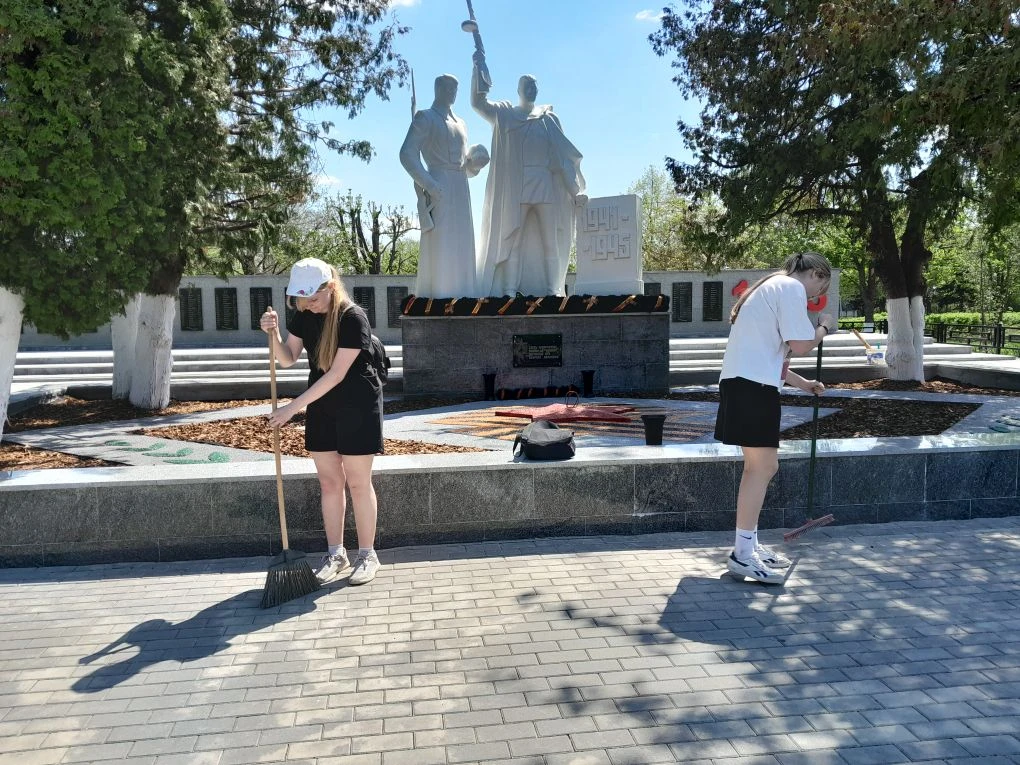 Субботник в память о героях! Все ученики 5-11 классов МКОУ "Никольская СОШ" сегодня приняли участие 