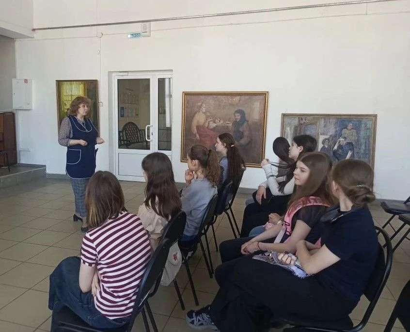 Учащиеся художественного отделения Школы искусств гимназии побывали на профориентационной экскурсии 