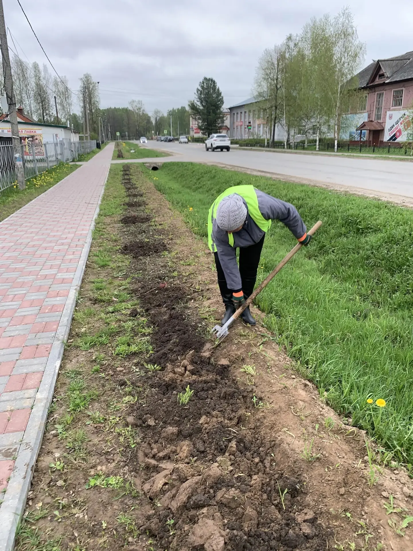 Сотрудники территориально отдела проводят сезонные работы по благоустройству и оформлен...