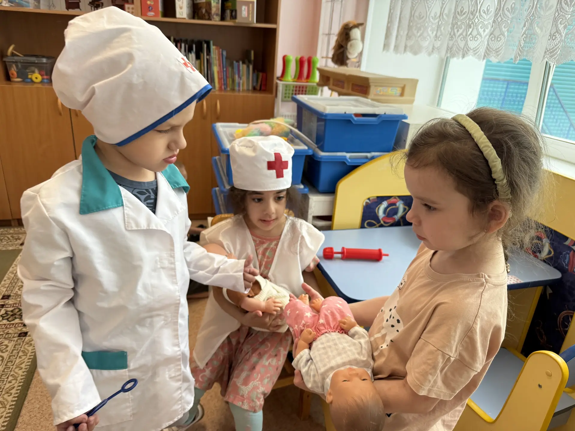 👩‍⚕️В групповой комнате детского сада оживает маленькая больница: дошкольники с увлечением погружаю