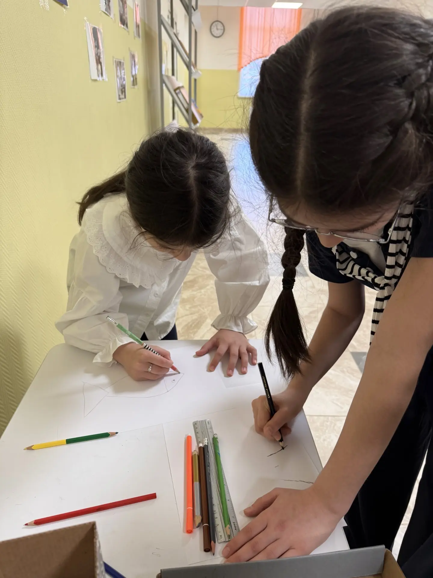 🎨 Волшебство на бумаге!  В 3 «А» классе прошел конкурс на лучшую иллюстрацию к любимому произведению