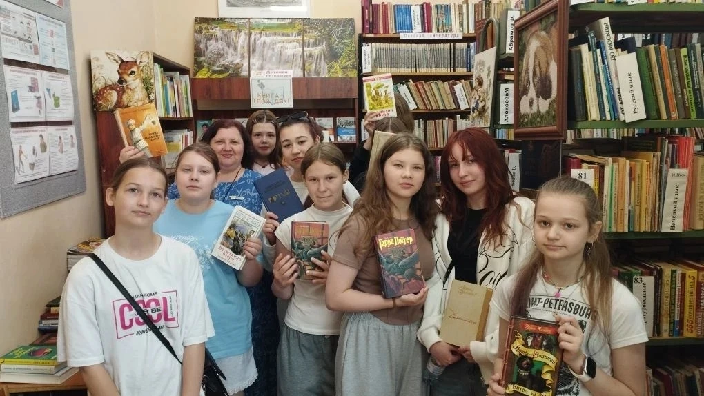 Лето — время читать!

В преддверии Дня молодёжи участники школьного разновозрастного отряда отправил