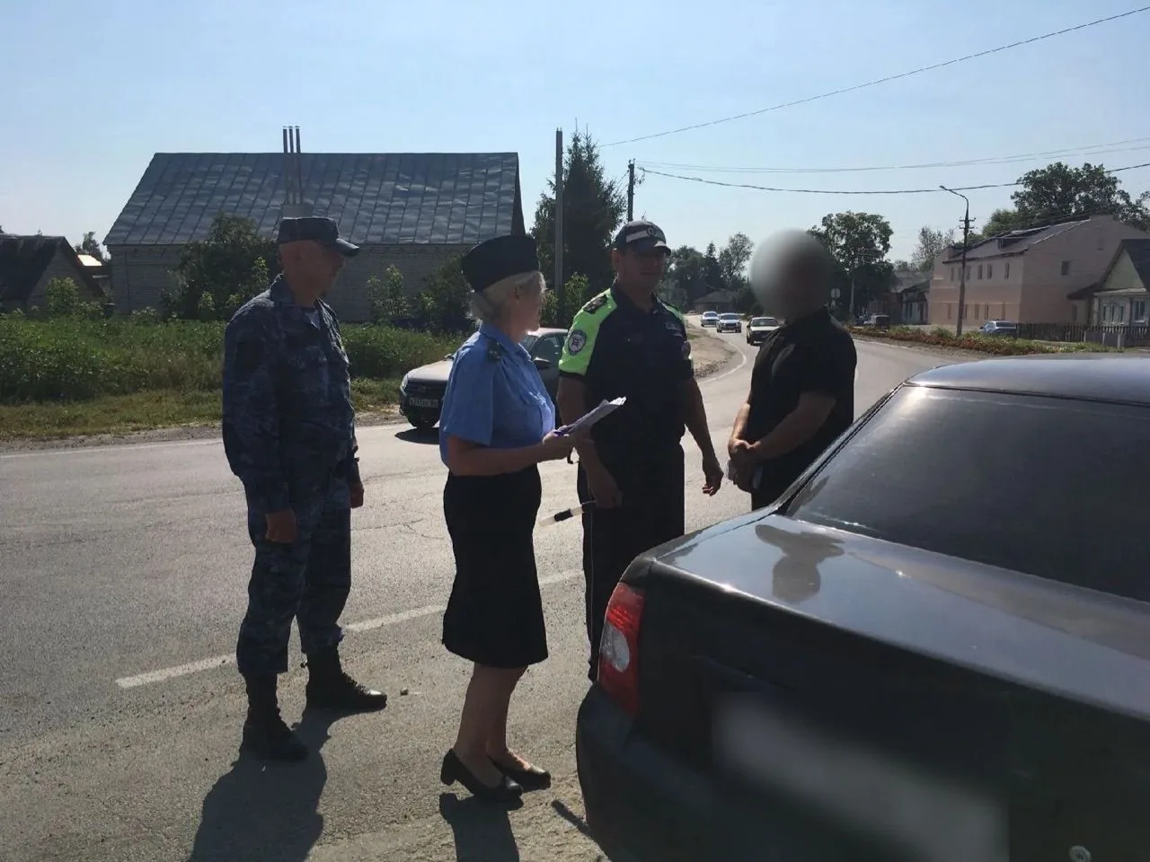 В Базарном Карабулаке судебные приставы и автоинспекторы напомнили водителям о последст...