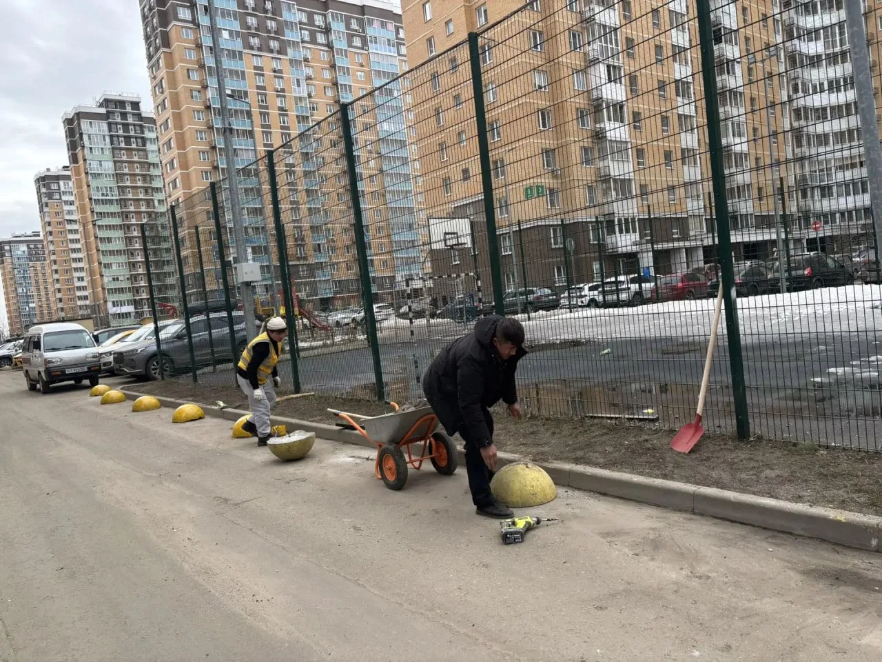🌿 Сегодня сотрудники УК «Азимут» провели масштабный субботник на обслуживаемой территории  🔧 Что сде