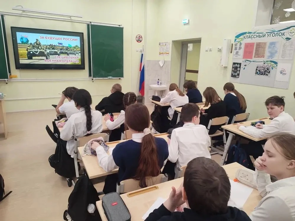 Рабочая неделя в Толмачевской школе №61 началась с торжественной линейки, посвященной памяти героев,