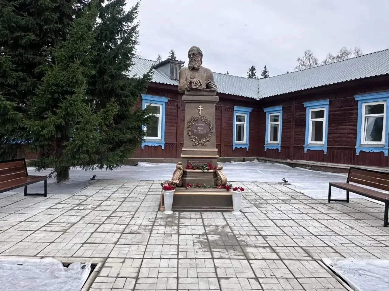 В Большемуртинской районной больнице открыт памятник святителю Луке (Войно-Ясенецкому)