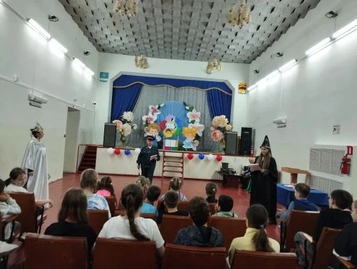 На базе дома детского творчества распахнул свои двери для ребят лагерь дневного пребыва...