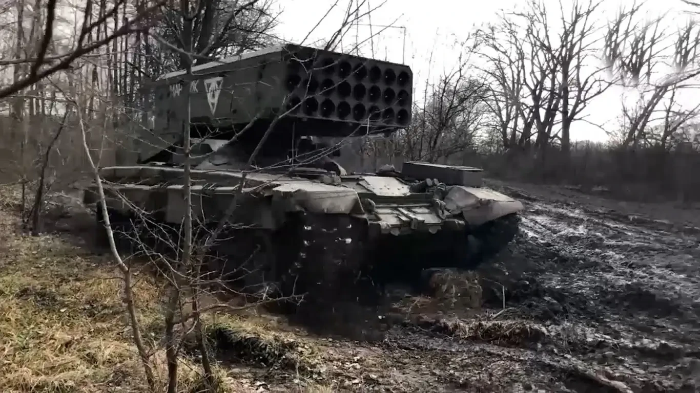 Расчеты ТОС-1А «Солнцепек» группировки «Север» активно используют макеты техники и ложн...