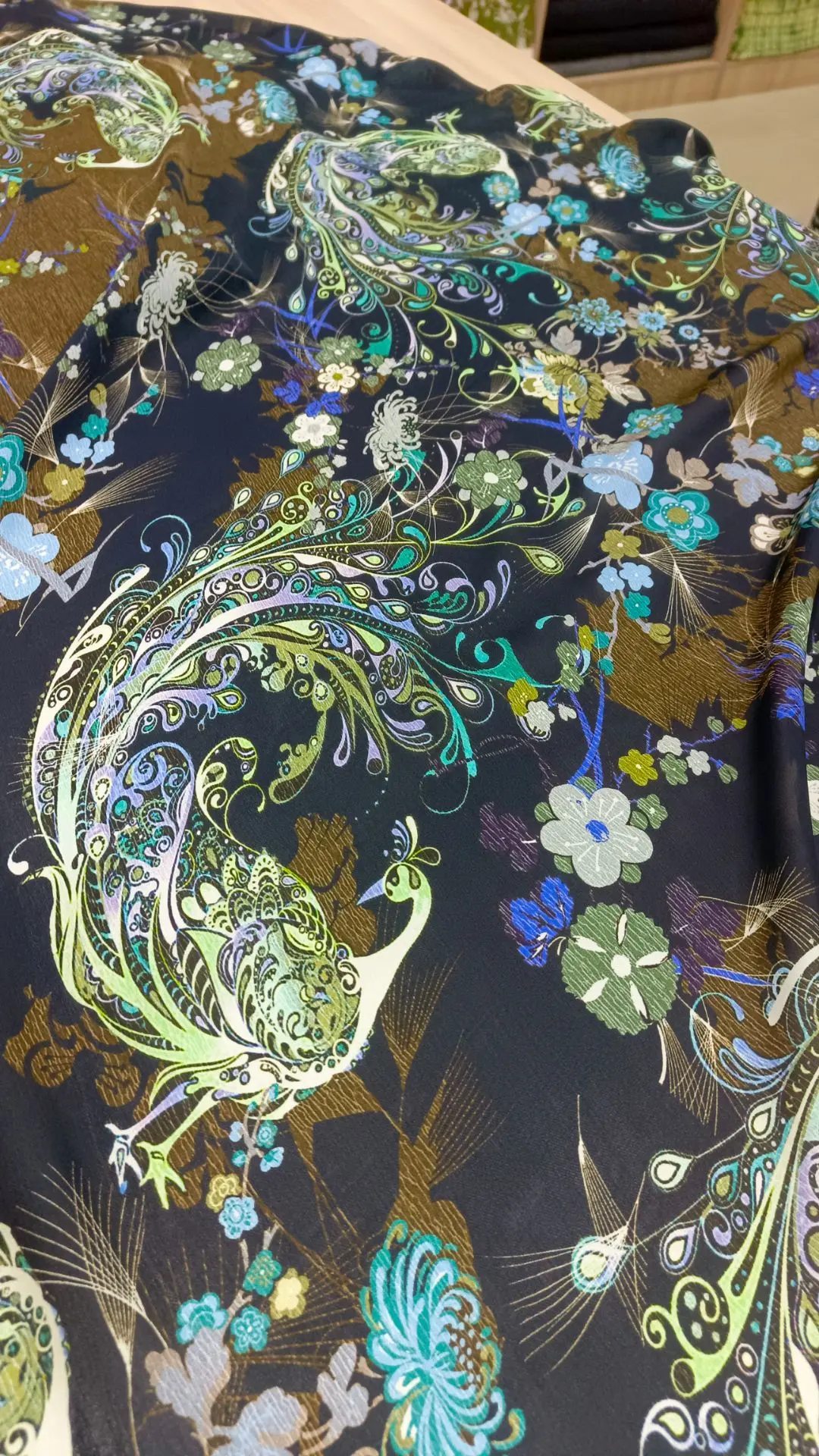 ⚜️Шифон от GUCCI  с принтом на чёрно-коричневом фоне. 
Богатая палитра и роскошный рисунок! Цветы, п