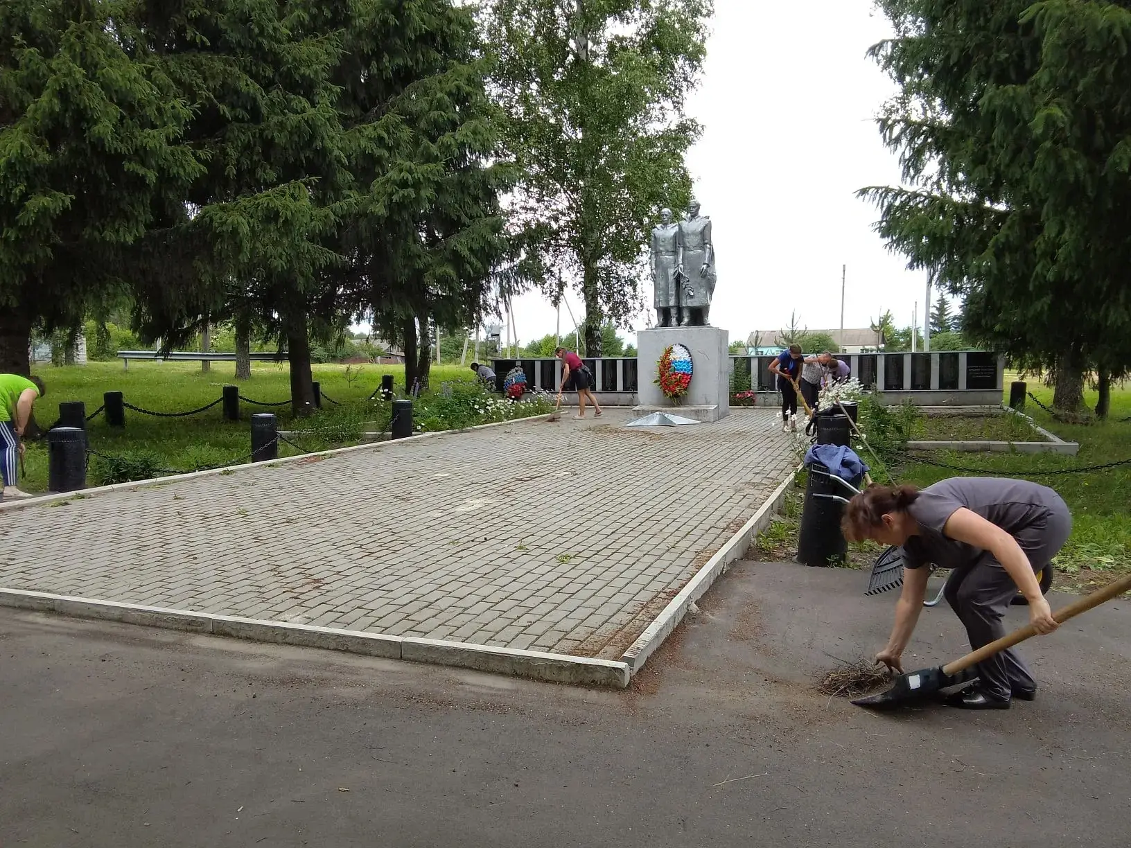 Субботник у памятника в с. Каменка собрал сотрудников Дома культуры, представителей администрации и 