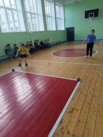 15 апреля в МБОУ СОШ с. Анненково возрастная группа от 10-11 лет ( 3 ступень) сдали норматив по ГТО.