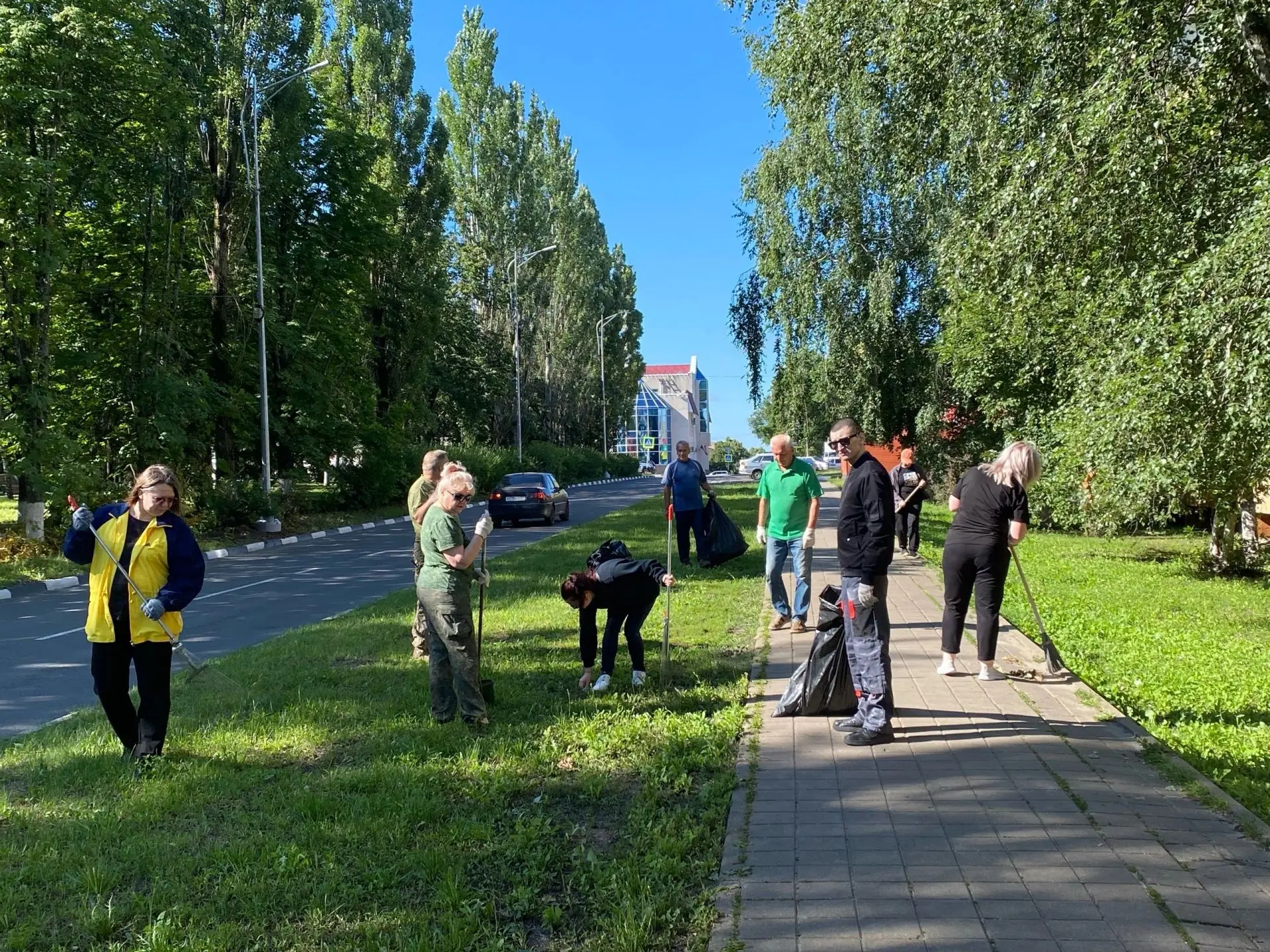 Коллектив нашего Центра регулярно подкрепляет добрую традицию -- поддержание чистоты и порядка нашег