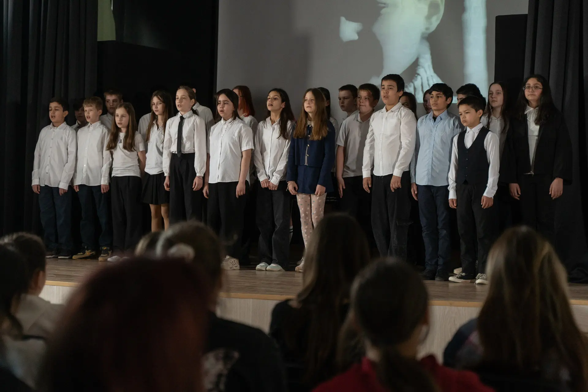 🎶 Песни Победы  🌟 В преддверии важной даты Дня Победы на сцене актового зала, расположенного по адре