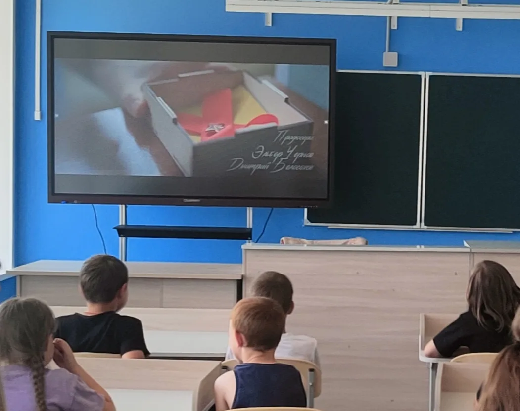 🇷🇺 12 июня, в День России, в нашем лагере «Малиновка» прошёл особенный кинопоказ! 

📽️ Мы посмотр