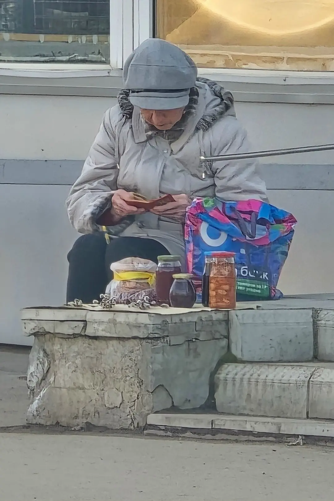 Опять по городу пошла «старая добрая торговля с рук»… 🤦‍♂ БАБУШКИ выставляют банки, специи, какие-то