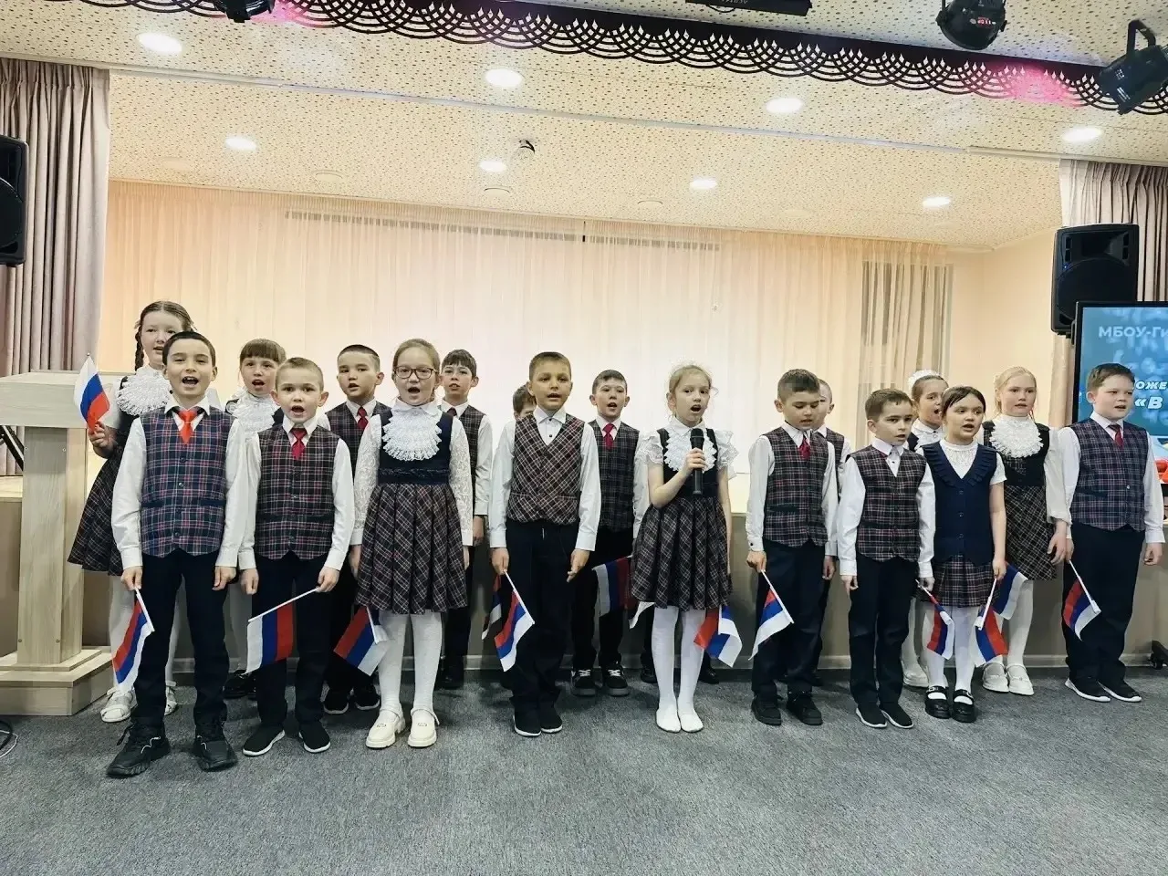 ✨ «В семье единой»: второклассники отмечают Год единства народов России! ✨  🎭 Сегодня в нашей школе 