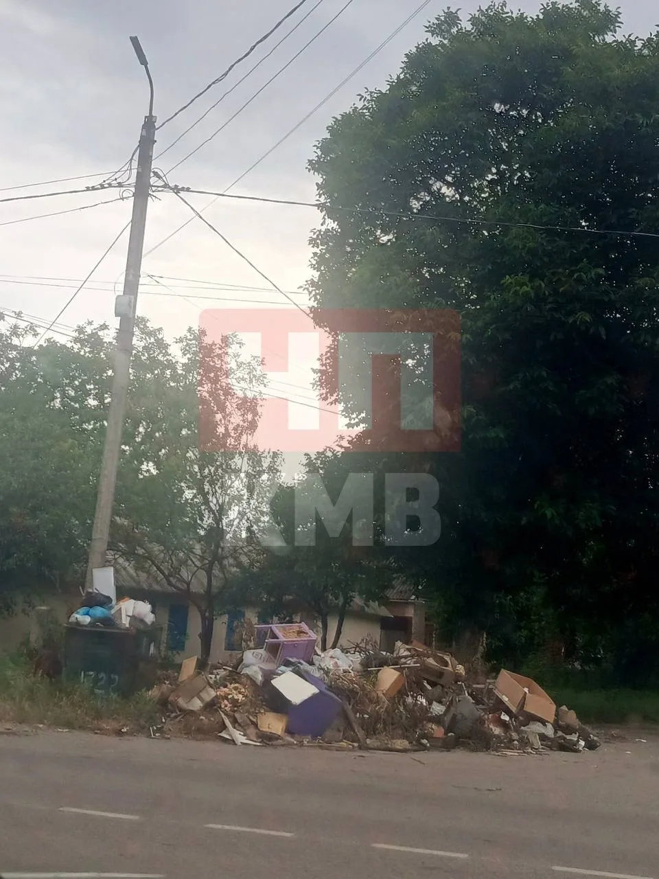 → Жители района ЖД вокзала в Георгиевске жалуются на невывоз мусора.

Улица Фурманова/Воровского, ра