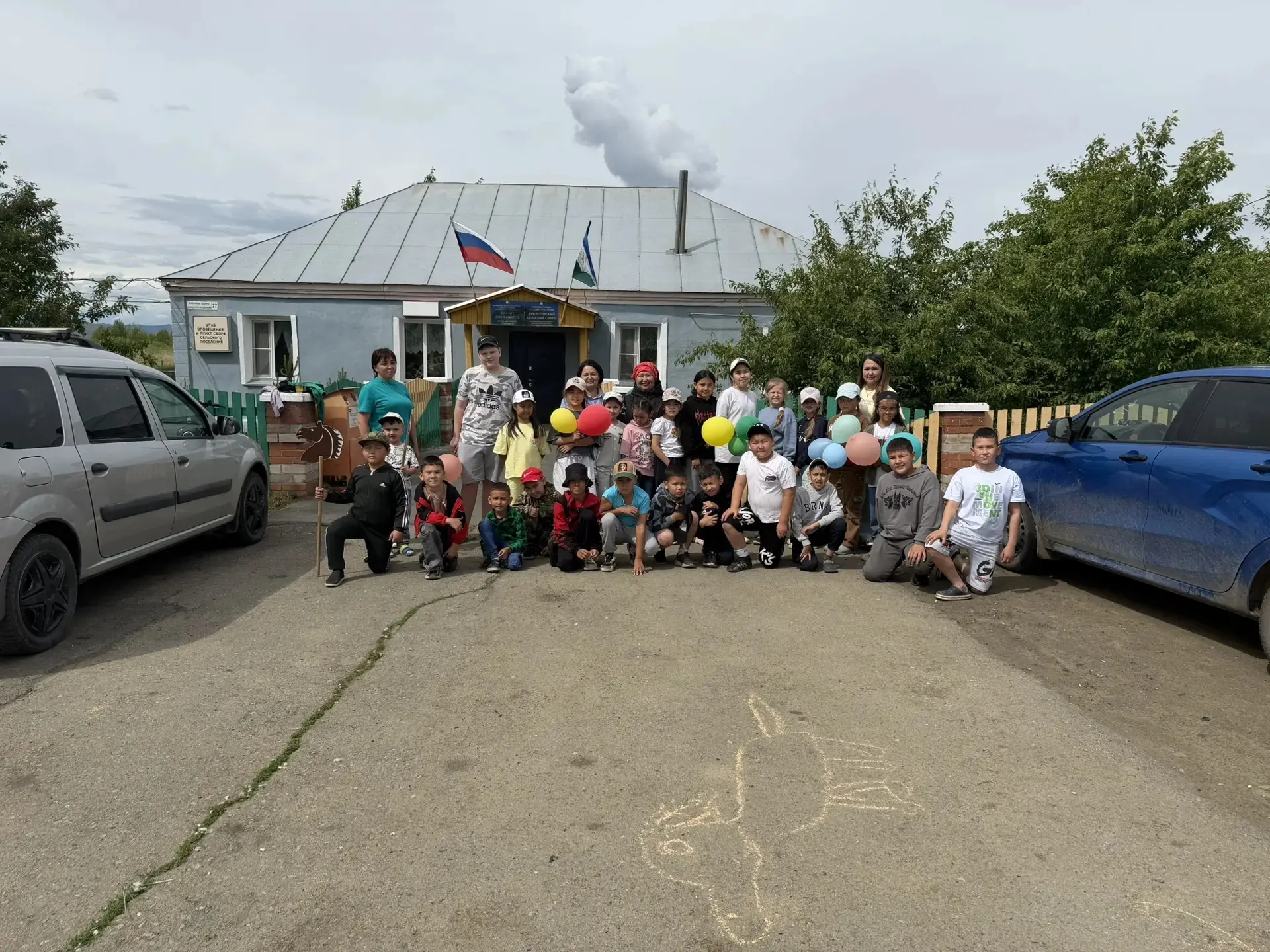 1 июня, в День защиты детей, площадка около сельсовета превратилась в настоящий праздни...