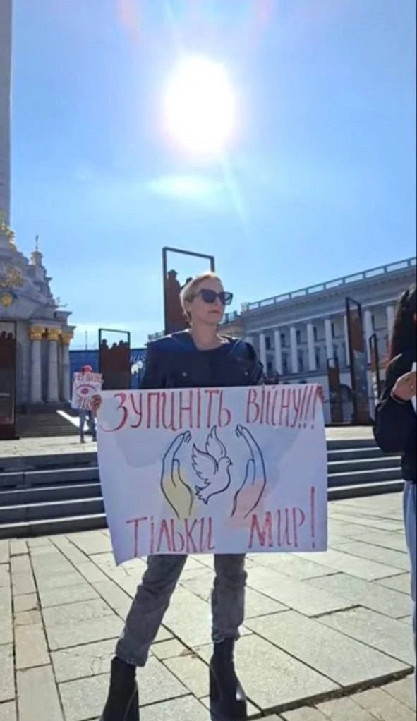 Майдан вновь закипел протестами — там начался митинг «за мир». Украинцы вышли с плаката...