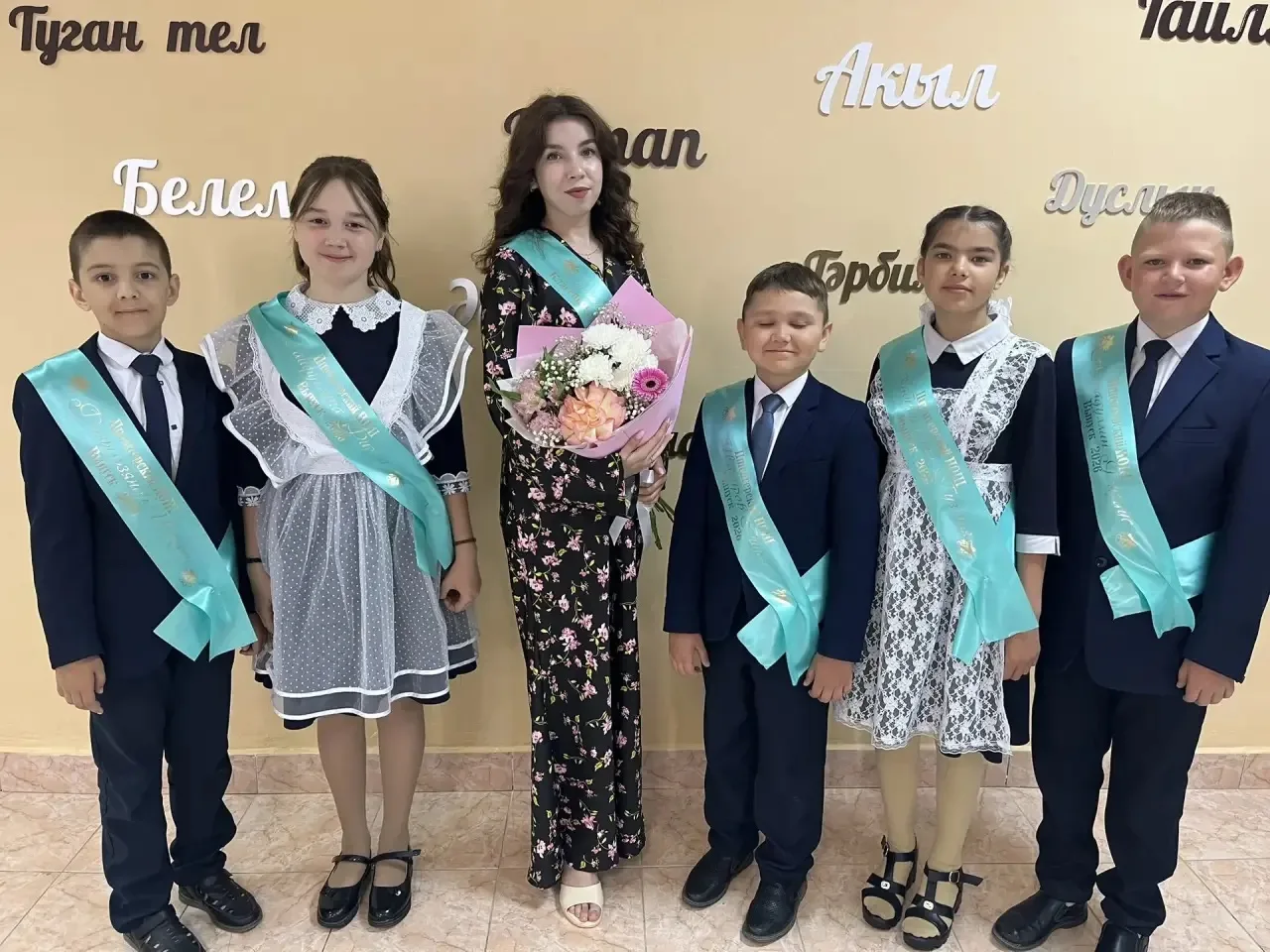26 май көнне мәктәбебездә "Соңгы кыңгырау" бәйрәме үтте.Бу көн укытучылар, укучылар һәм әти-әниләр ө