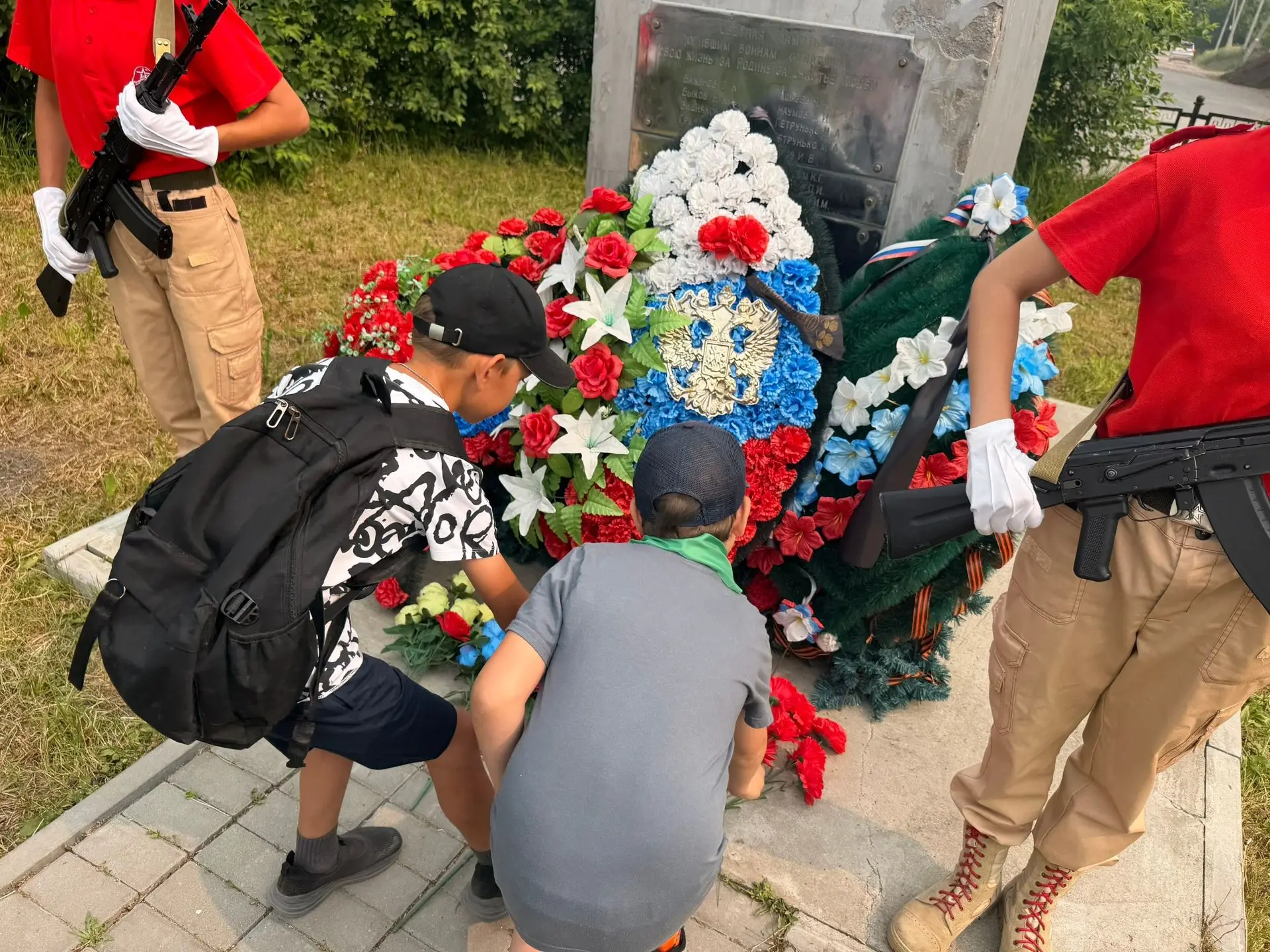 22 июня — День памяти и скорби

Сегодня, в День памяти и скорби, ребята нашего школьного летнего лаг