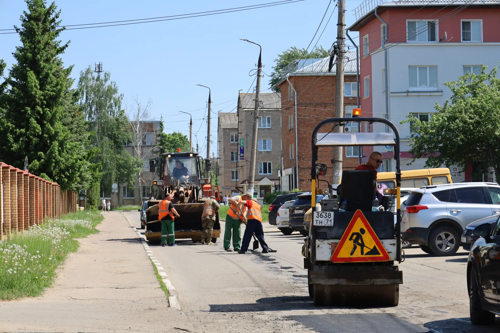 🚧 В Новомосковске продолжается ямочный ремонт дорог  Дорожные службы продолжают работу на улицах гор