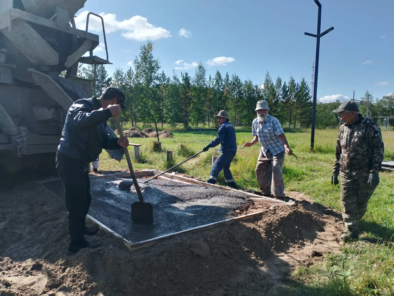 Совет ветеранов города Нюрба готовит площадку для городошного спорта. Место для неё ран...