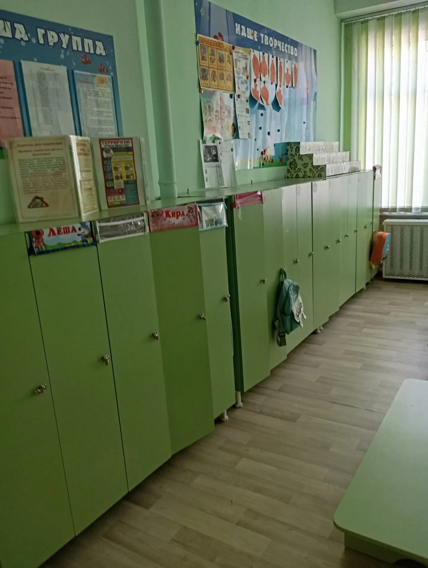 А вот так выглядят группы и ожидающий с прогулки детей наш " Дельфинчик"