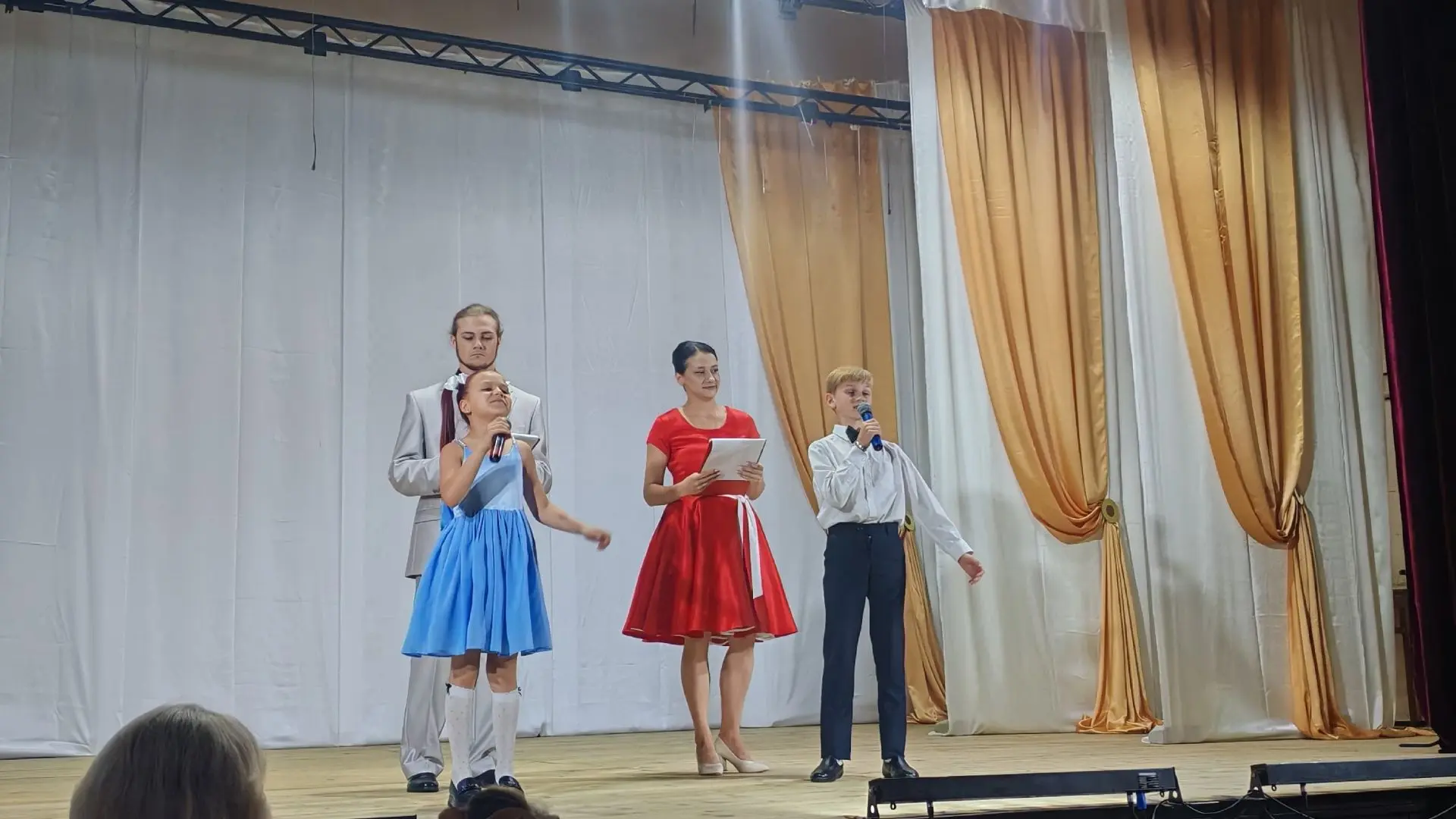 💥27 июня в МАОУ ДСОШ №2 прошёл выпускной бал.
💥Молодые люди в костюмах, девушки в платьях, одна др