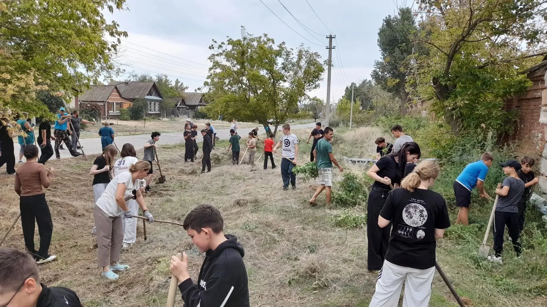 🧹Учащиеся Зубовской школы провели субботник на территории Воскресенско-Мироносицкого м...