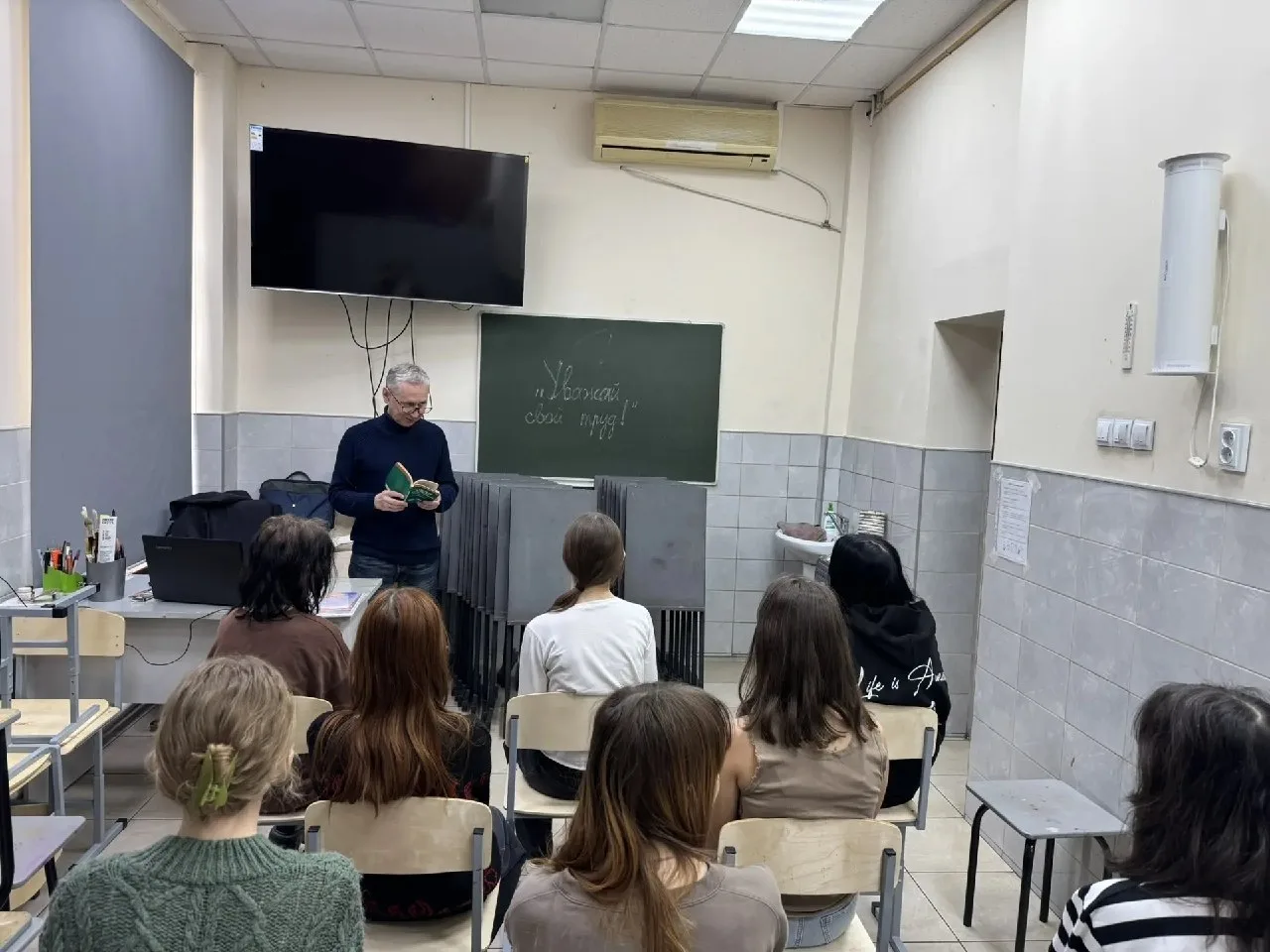 📚 «Уважай свой труд!» - классный час для выпускных классов детской художественной школ...