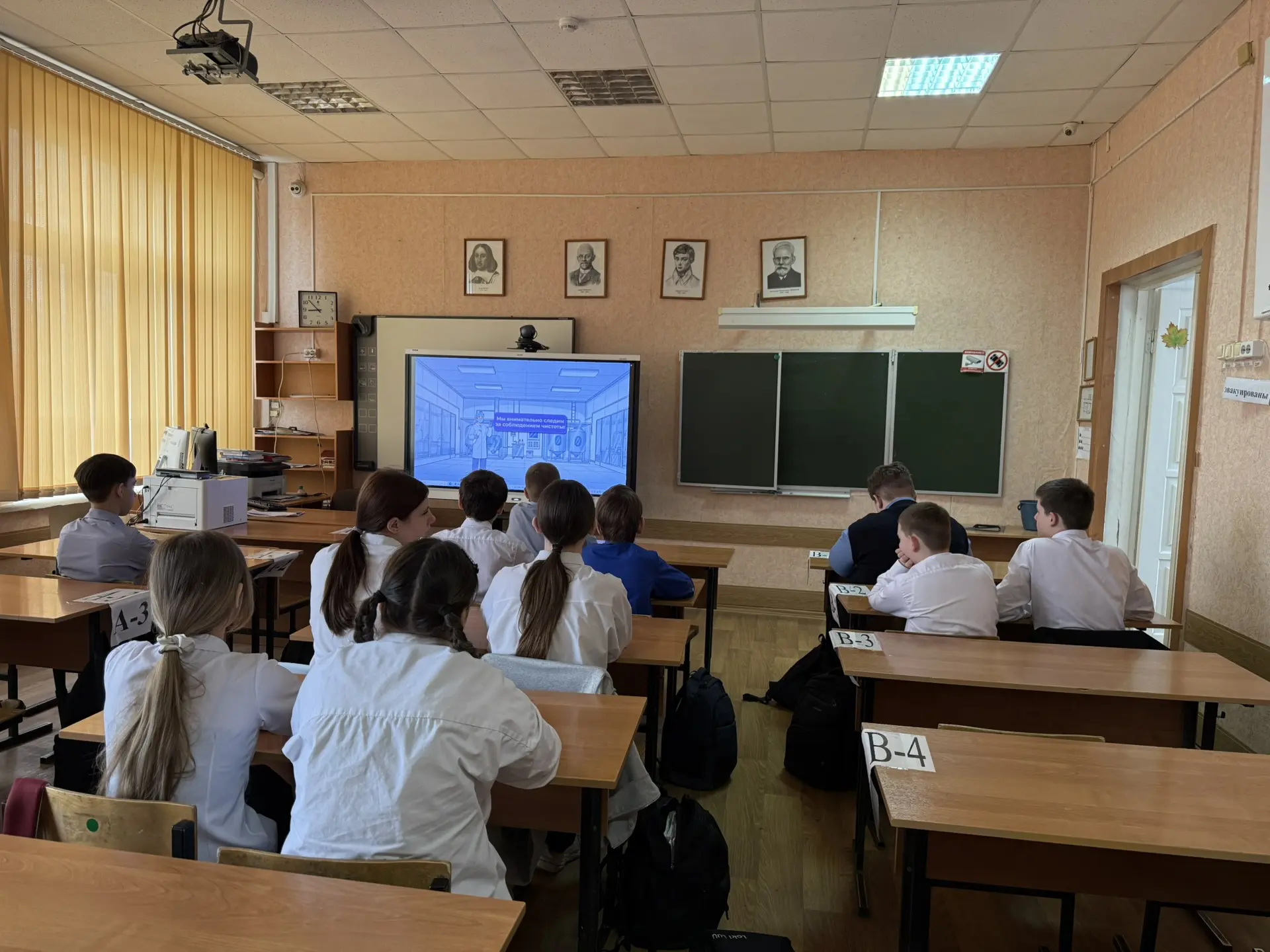 🇷🇺РАЗГОВОРЫ О ВАЖНОМ🇷🇺  Утро понедельника 16 марта 2026 года в школе традиционно началось с торжеств