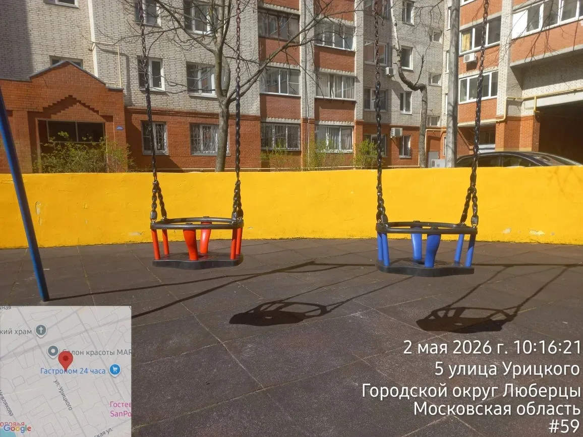 На детской площадке заменили сиденья качелей для малышей