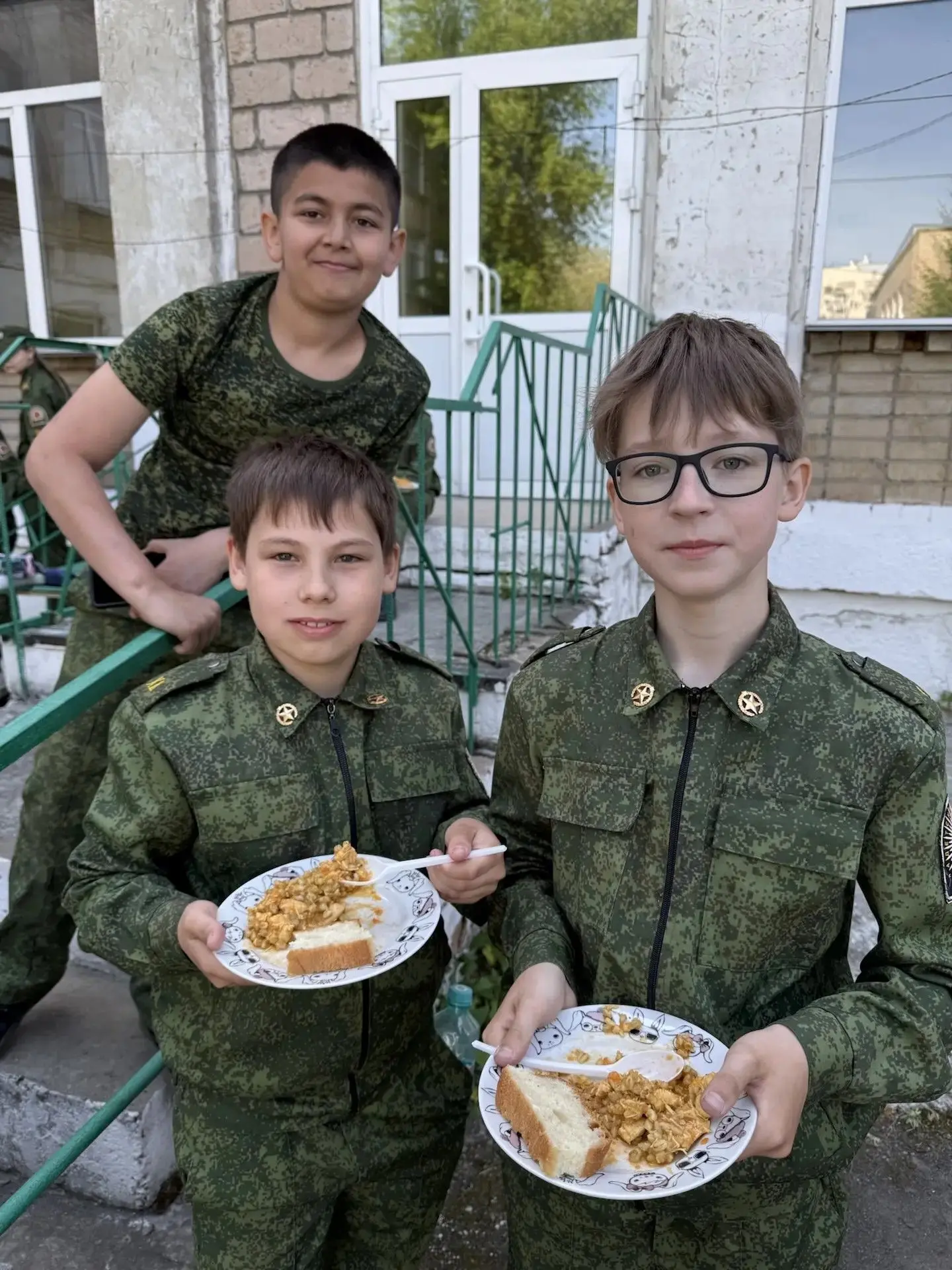 В нашей школе прошла ежегодная «Зарничка»! 🇷🇺  Кадетские классы погрузились в атмосферу настоящей по