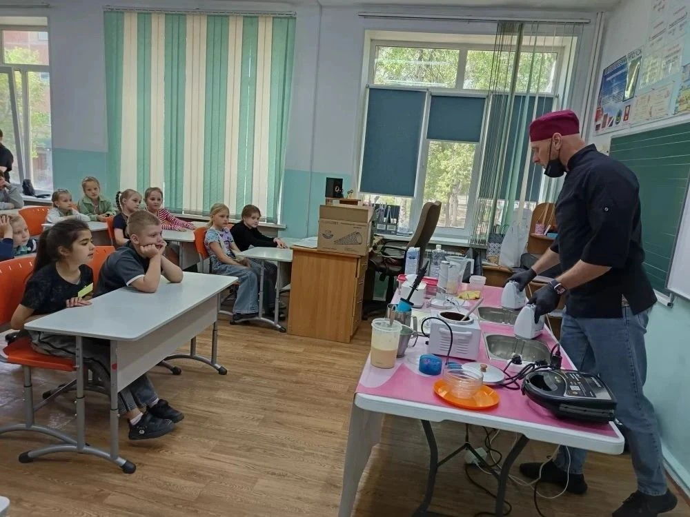 Сегодня утро в нашем пришкольном лагере началось с торжественной линейки приветствия, а наш день был