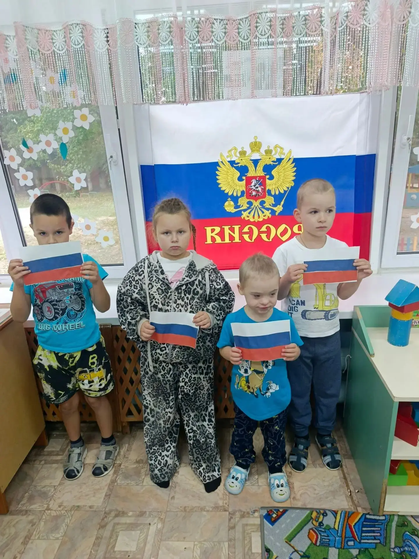 🎉 В детском саду не утихает праздничная атмосфера в честь Дня флага! ✨
