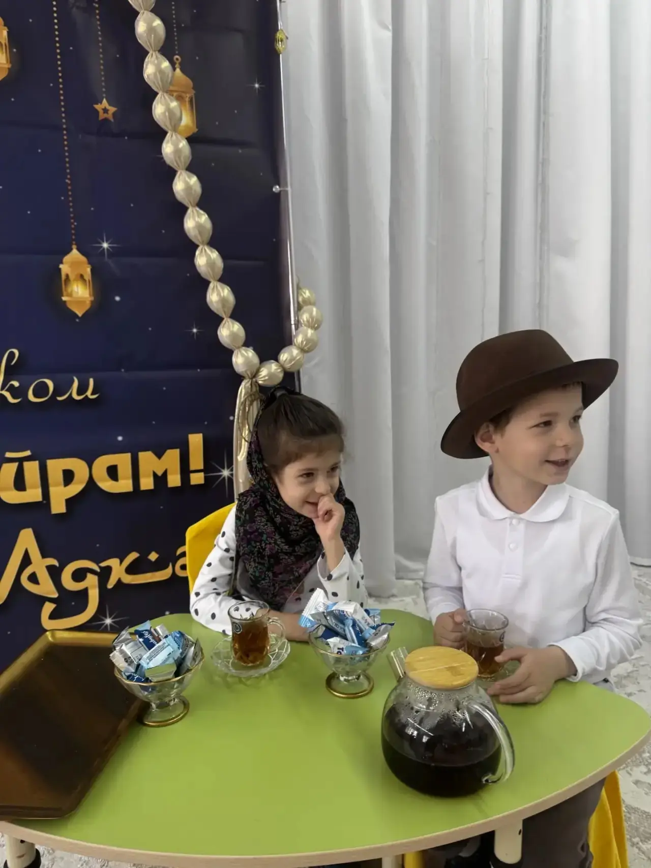 Покой дедушки и бабушки нарушают дети, задавая множество вопросов: что же случилось?