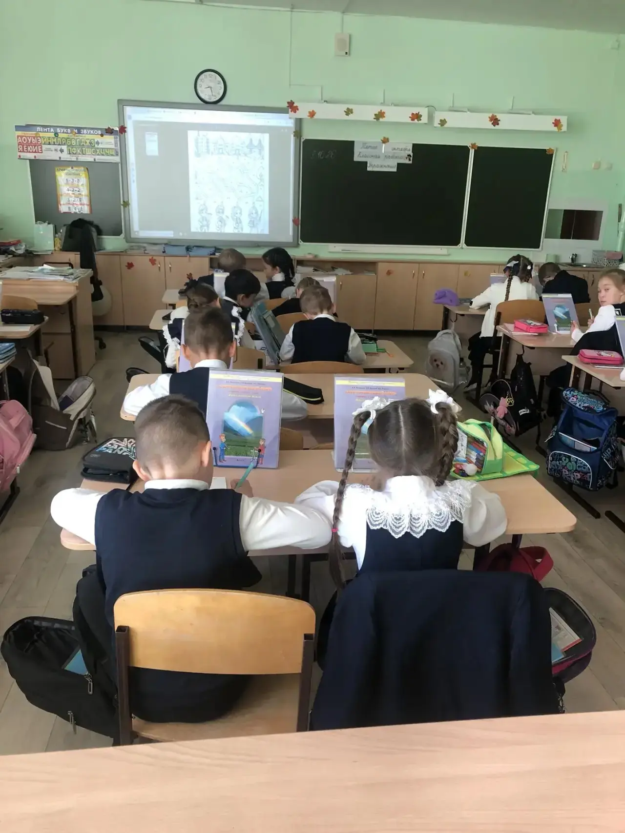 Ребята 2 «Б» класса на уроке «Разговоры о важном» посмотрели презентацию, посвящённую Д...