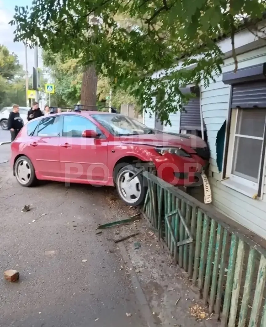 В Азове Мазда въехала в дом на углу ул. Московской Маяковского